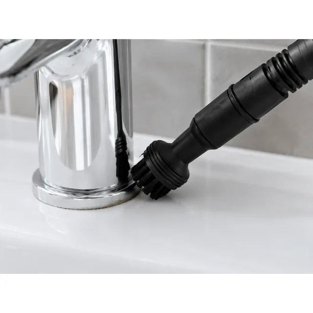 Gros plan sur la brosse ronde autour d’un robinet